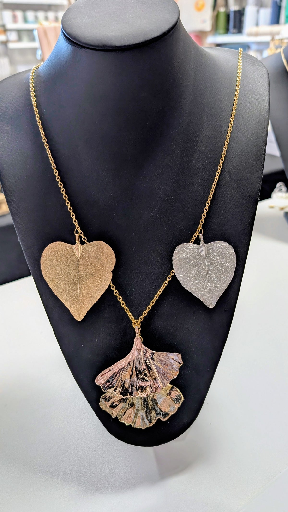 Collar de acero con hojas naturales