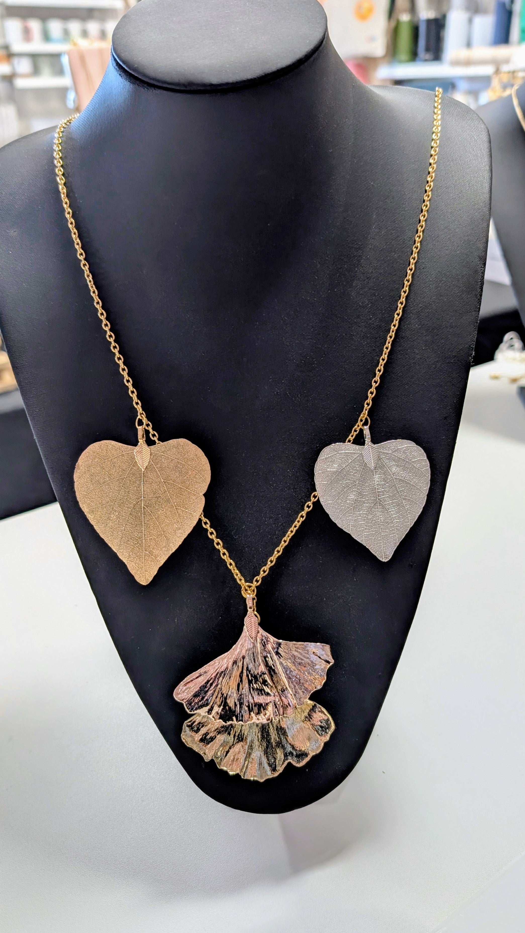 Collar de acero con hojas naturales