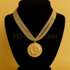 Collar con Medalla Martillada en Dorado y Cadena Multihilos
