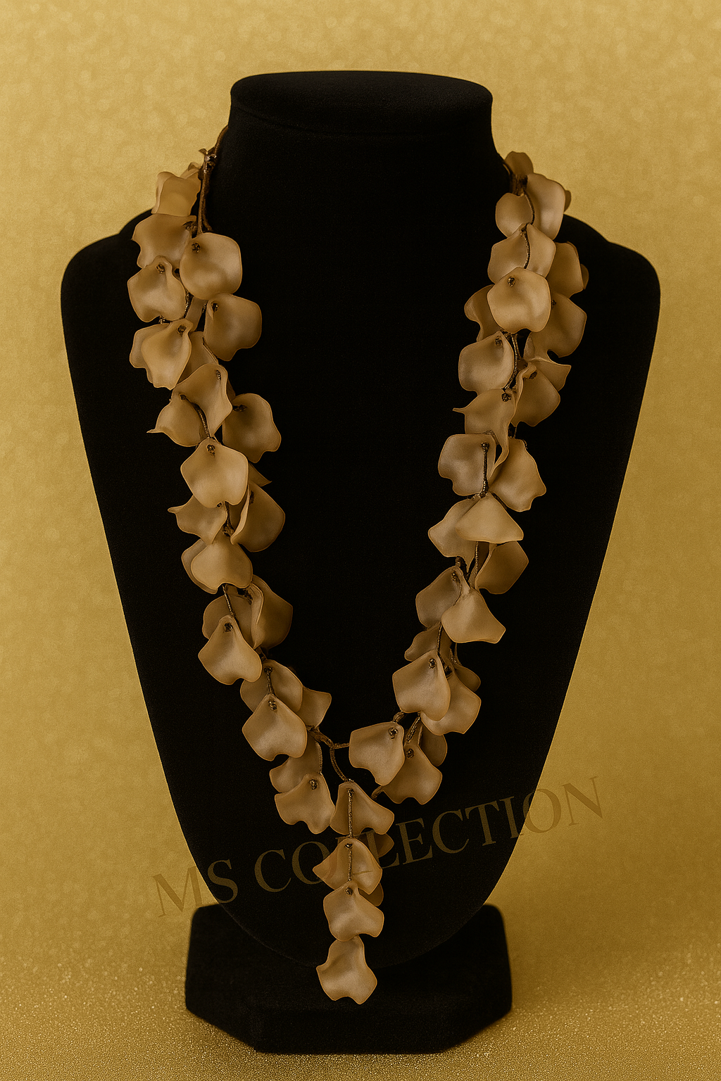 Collar Largo de Pétalos de Resina Color Nude