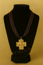 Collar con Dijes Dorados y Cordón Múltiple Marrón y Beige