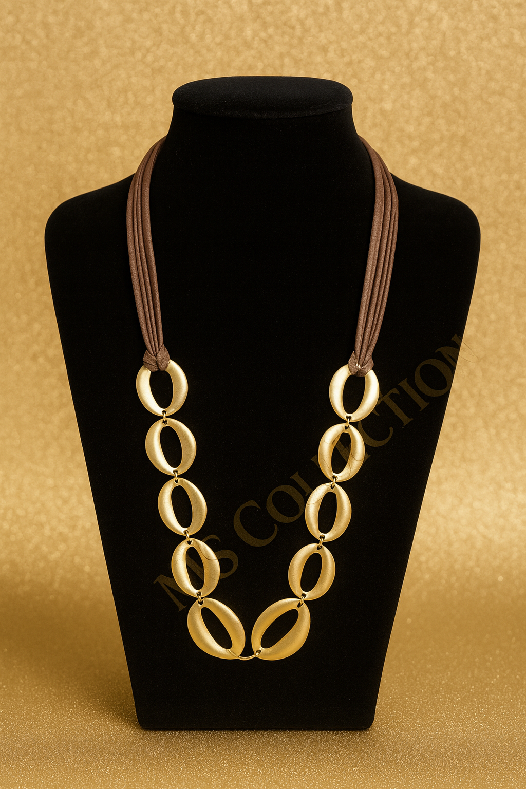 Collar Largo con Eslabones Ovalados Dorados y Cordón Marrón