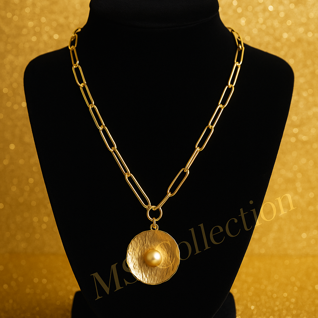 Collar dorado con dije martillado y perla metálica