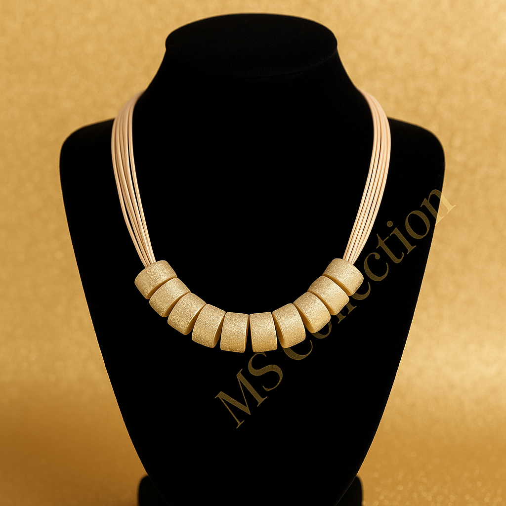 Collares Modernos con Anillos Dorados