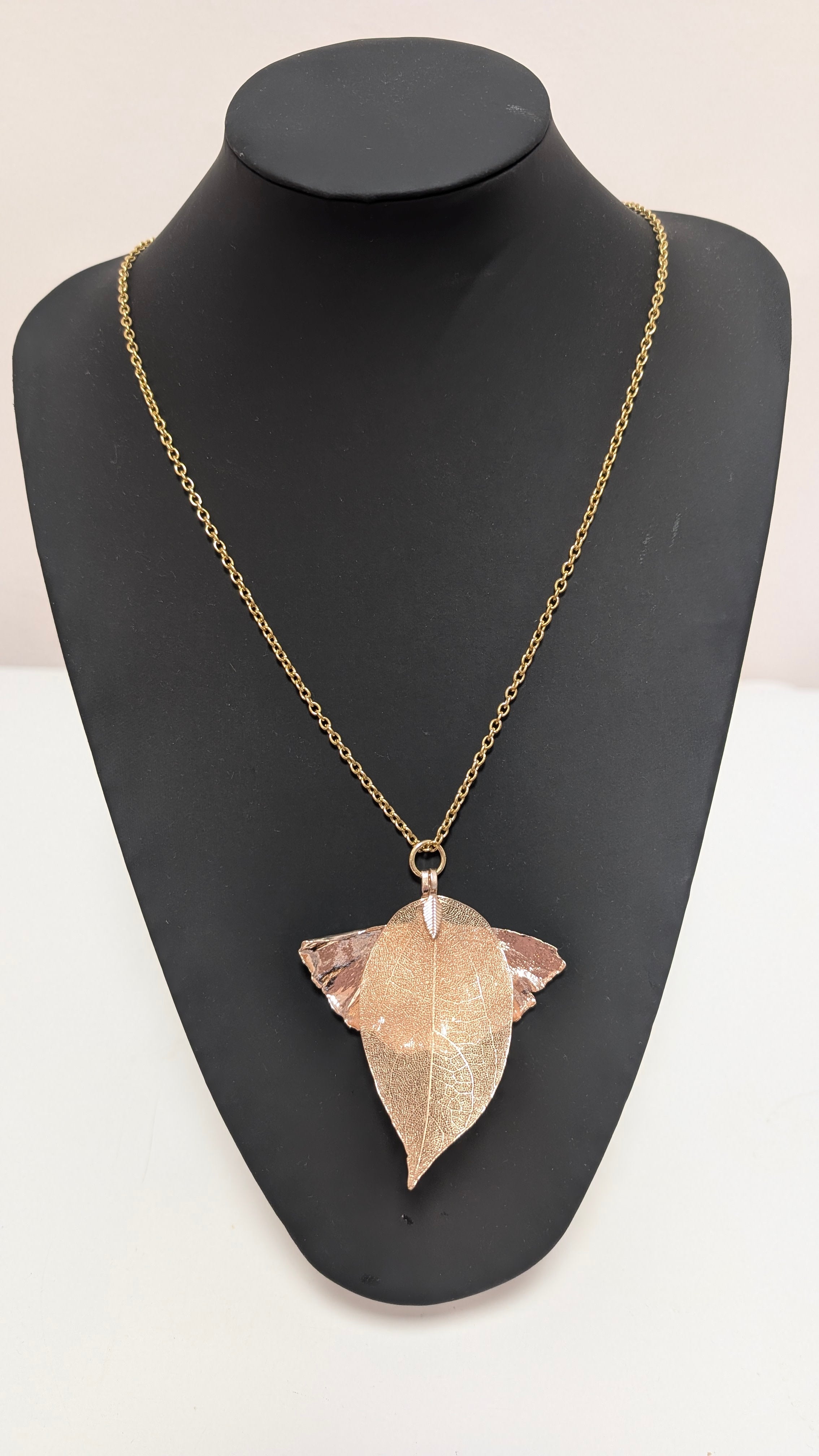 Collar de acero con hojas naturales